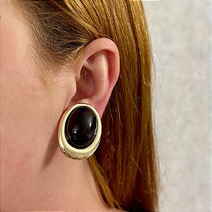 Brinco pressão oval resina preta ouro semijoia 7019205