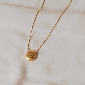 Colar pingente oval martelado ouro fosco semijoia