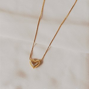 Colar pingente coração frisado ouro semijoia