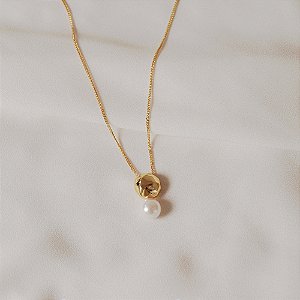 Colar pingente pérola shell ouro semijoia
