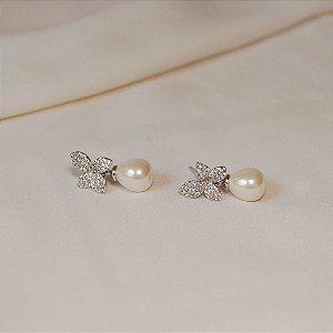 Brinco borboleta pérola shell ródio semijoia