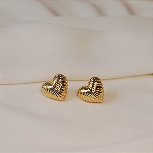 Brinco coração frisado ouro semijoia