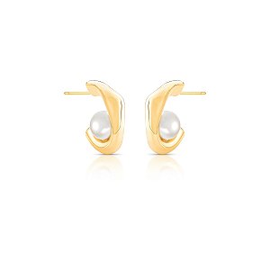 Brinco meia argola curva pérola shell ouro semijoia