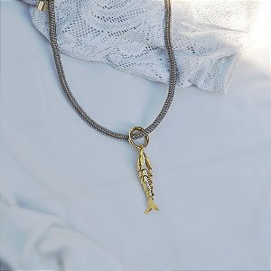 Colar corda Nádia Gimenes pingente sardinha ouro semijoia