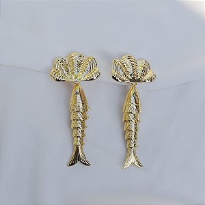 Brinco Nádia Gimenes concha sardinha ouro semijoia