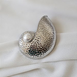 Broche concha pérola ródio semijoia