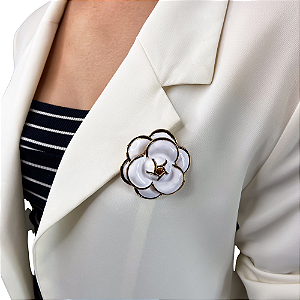 Broche camélia esmaltada branca