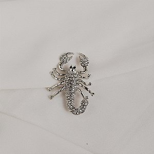 Broche escorpião cristal prateado