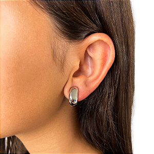 Brinco pressão curvado liso ródio semijoia