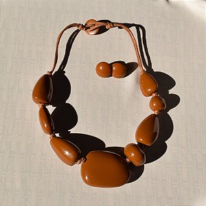 Colar e brinco Márcia Pouso resina caramelo