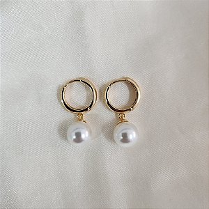Brinco argolina pérola shell ouro semijoia