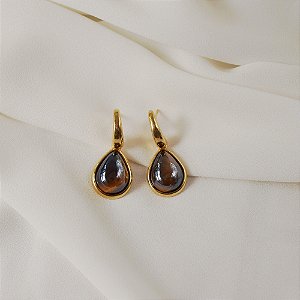 Brinco gota pedra natural olho de tigre perolada ouro semijoia