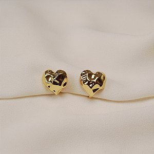 Brinco pressão coração martelado ouro semijoia