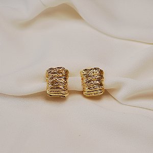 Brinco pressão curvo trabalhado ouro semijoia