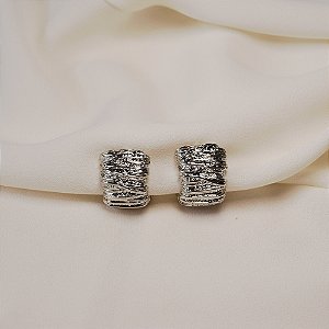 Brinco pressão curvo trabalhado ródio semijoia