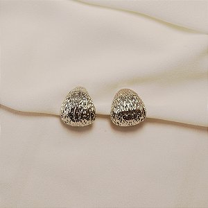 Brinco pressão triangular texturizado ródio semijoia