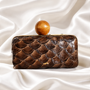 Bolsa Clutch de Couro de Pirarucu Café OYÁ