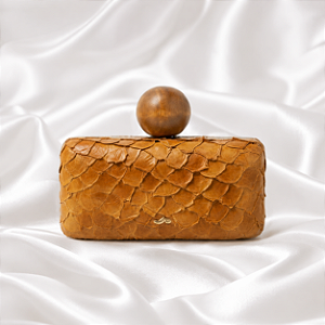 Bolsa Clutch de Couro de Pirarucu Caramelo OYÁ