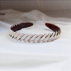 Tiara acrílico Bianca trançado bicolor madrepérola bege e marrom 20 006