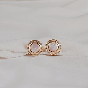 Brinco pressão redondo madrepérola ouro semijoia 24a07011