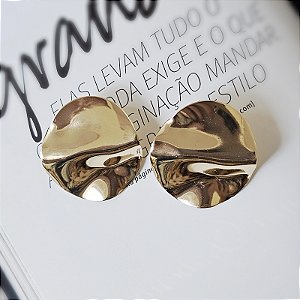 Maxi brinco chapa ondulada ouro semijoia