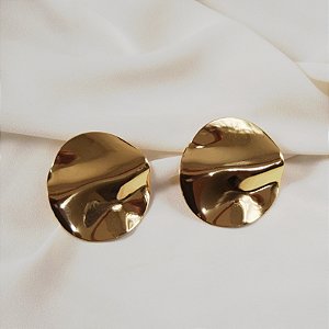 Maxi brinco chapa ondulada ouro semijoia