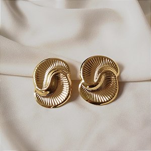 Maxi brinco curvado ouro semijoia