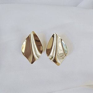 Brinco pressão chapa amassada ouro semijoia 6139501