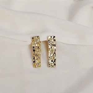 Brinco pressão retangular texturizado ouro semijoia