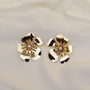 Brinco pressão flor pérola ouro semijoia