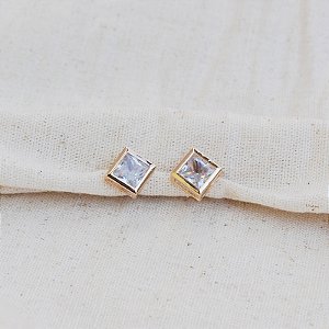 Brinco pressão quadrado cristal ouro semijoia 7301805