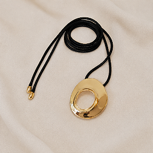 Colar Cordão Preto com Maxi Pingente Geométrico Dourado