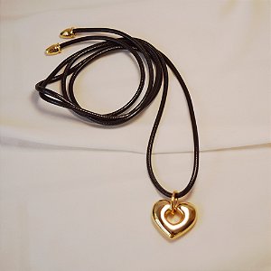 Colar Cordão Marrom com Pingente Coração Dourado
