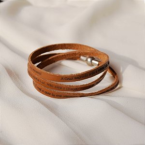 Pulseira Fernanda Villela couro caramelo Oração São Bento