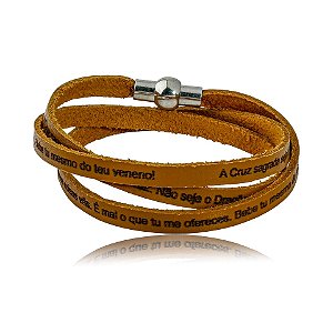 Pulseira Fernanda Villela couro caramelo Oração São Bento