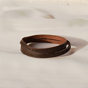 Pulseira Fernanda Villela couro marrom oração Pai Nosso