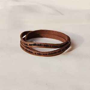 Pulseira Fernanda Villela couro marrom claro oração Pai Nosso
