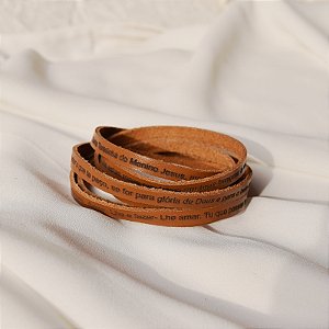 Pulseira Fernanda Villela couro caramelo Oração Santa Teresinha