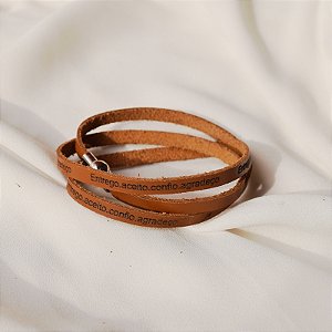 Pulseira Fernanda Villela couro caramelo mantra Entrego