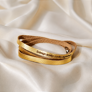 Pulseira Fernanda Villela couro dourado mantra Entrego