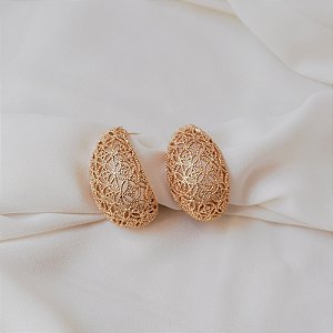 Brinco meia argola trabalhada ouro semijoia VSH666
