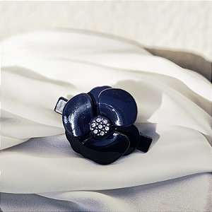 Presilha camélia acetato azul marinho pequena