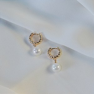 Brinco argolinha trançada pérola ouro semijoia 26k08035