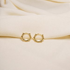 Brinco argolinha segundo furo texturizado ouro semijoia 26k06040