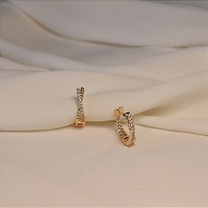 Brinco argolinha entrelaçada zircônia ouro semijoia 26k08020
