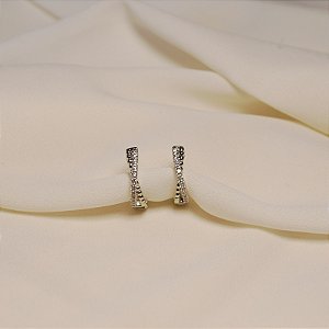 Brinco argolinha entrelaçada zircônia ródio semijoia 26k08020