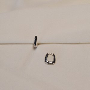 Brinco argolinha retangular ródio semijoia 26k08013