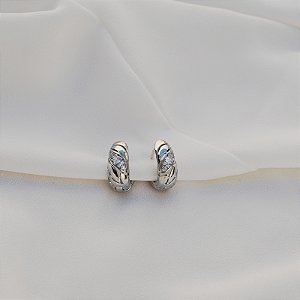 Brinco argolinha trabalhada zircônia ródio semijoia 26k08015