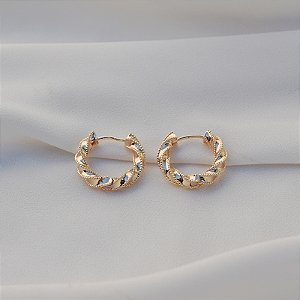 Brinco argolinha torcida zircônia ouro semijoia 26k08066