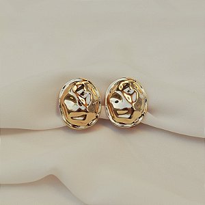 Brinco pressão oval metal martelado ouro semijoia
